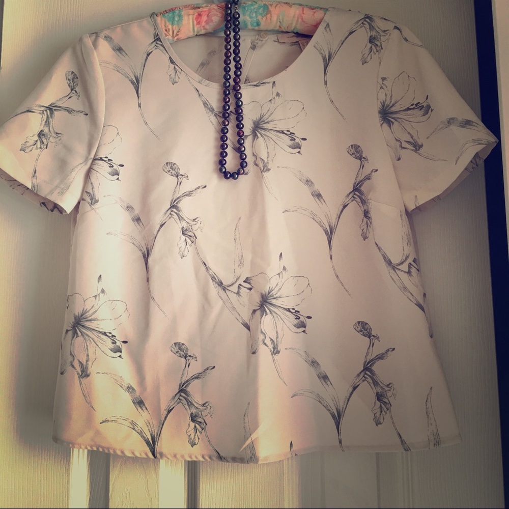 Flirty floral Forever 21 blouse!!🌹- SALE!!💋
